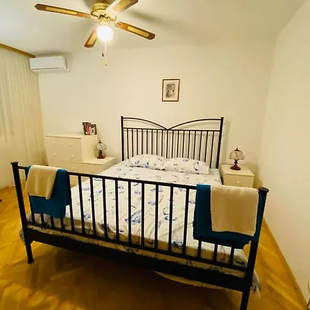Retro House 3*